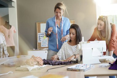 Moda tasarımcıları kadın hazır giyim deseni üzerinde çalışma
