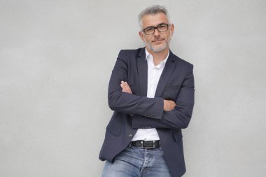 İş adamı izole beton duvara yaslanmış