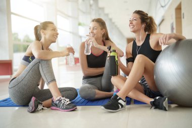 Fitness girls egzersizden sonra rahatlatıcı