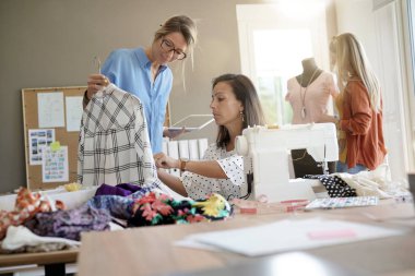 Moda tasarımcıları yeni giysi tasarımı Office