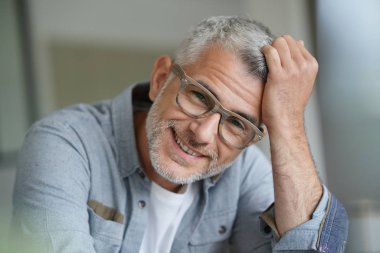 Son moda gözlük ile orta yaşlı adam