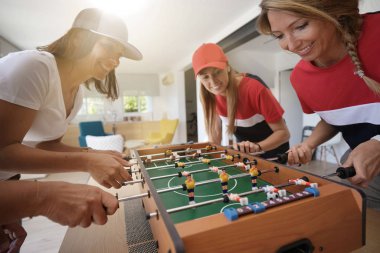Kızlar eğleniyor evde futbol oynarken