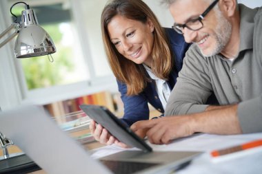 Birlikte projede çalışan mimar ve tasarımcı