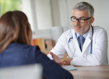 Doktor ile hasta klinik odasında