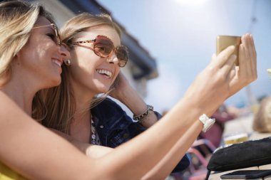 Trendy kızlar smartphone ile selfie fotoğraf çekmek