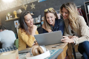 Arkadaşlar internet kafede bağlı.