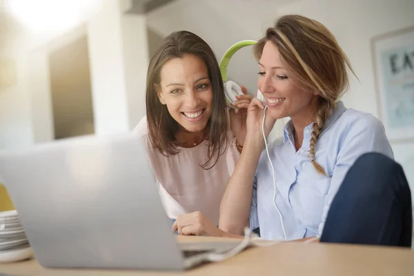 Flicka Vänner Lyssna Musik Internet — Stockfoto