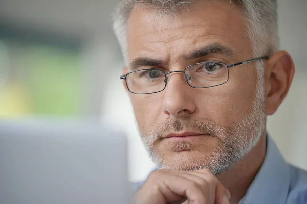 Portret Van Middelbare Leeftijd Man Met Bril Grijze Haren — Stockfoto