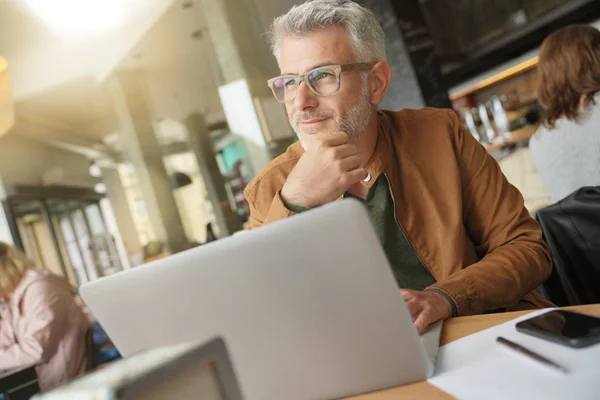 Man Trendy Koffieshop Werken Laptopcomputer — Stockfoto