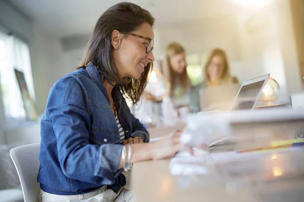 Ragazza Allegra Che Lavora Ufficio Working — Foto Stock