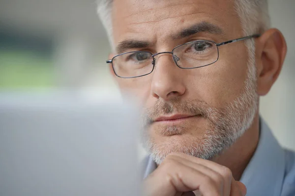 Retrato Hombre Mediana Edad Con Anteojos Pelo Gris — Foto de Stock