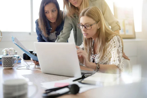 启动女企业家会议在办公室和工作的笔记本电脑 — 图库照片
