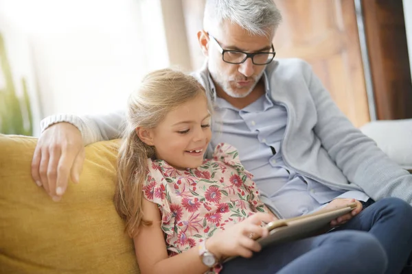 Pai Filha Conectado Com Tablet Sentado Sofá — Fotografia de Stock