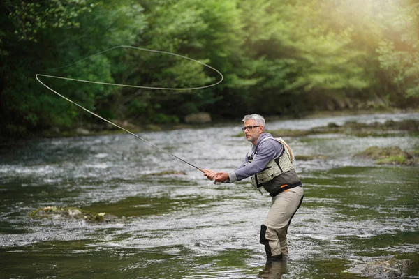 Pescatore Pesca Mosca Nel Fiume Natura — Foto Stock