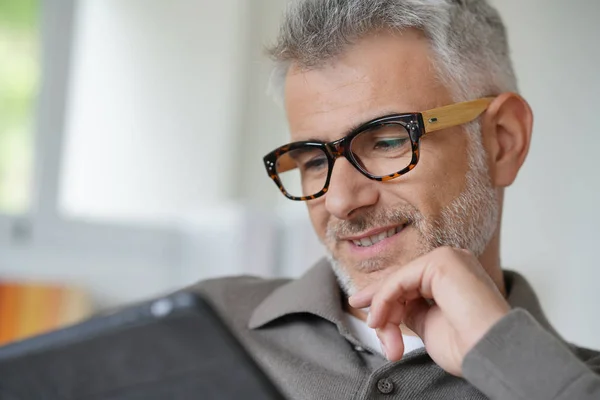 Sonriente Hombre Mediana Edad Conectado Con Tableta — Foto de Stock