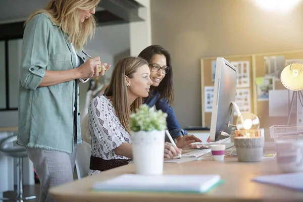 Puesta Marcha Mujeres Jóvenes Cargo Área Trabajo —  Fotos de Stock