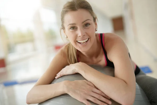 Mujer Gimnasio Relajándose Pelota Fitness — Foto de Stock