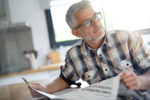 Homme Âge Moyen Dans Cuisine Lecture Journal — Photo