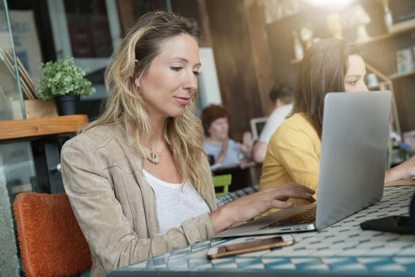 Imprenditrice Che Lavora Nel Coffeeshop Durante Pausa Pranzo — Foto Stock