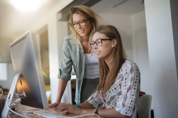 Femmes Travaillant Bureau Sur Ordinateur Bureau — Photo