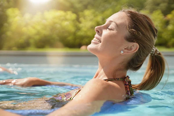 Çekici Kadın Açık Yüzme Havuzunda Rahatlatıcı — Stok fotoğraf