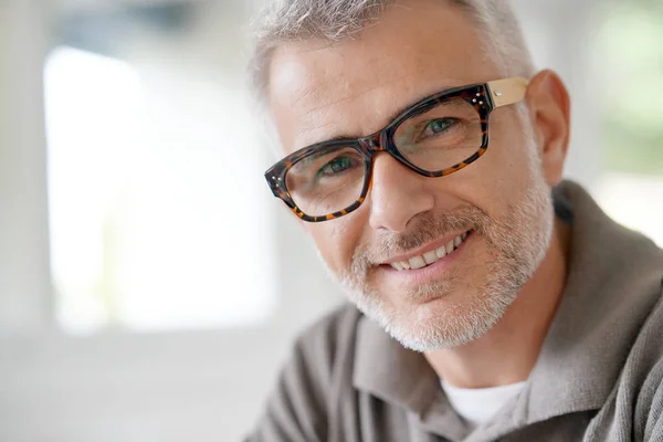 Potret Pria Paruh Baya Yang Tersenyum Dengan Kacamata — Stok Foto