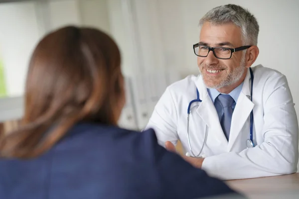 Lékař Pacientem Místnosti Kliniky — Stock fotografie