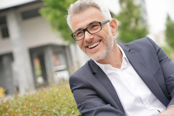 Retrato Alegre Hombre Negocios Sentado Banco Público — Foto de Stock