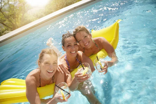 Girls Swimming Pool Drinking Cocktails — Stock Photo, Image