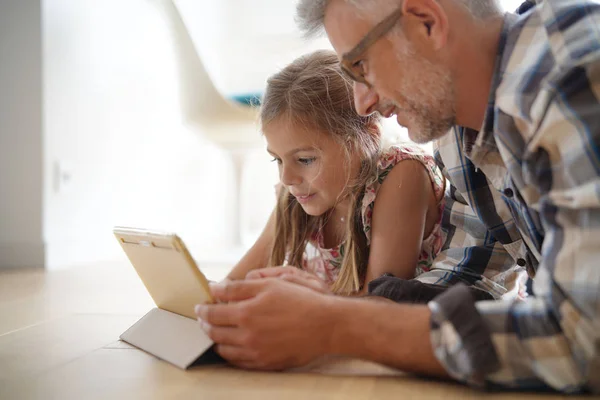 Papai Filha Divertindo Casa Usando Tablet — Fotografia de Stock