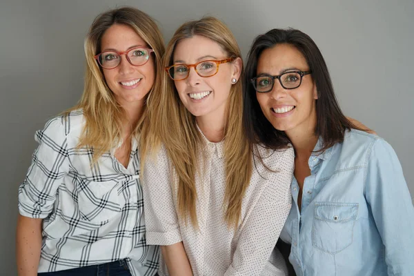 Mujeres Jóvenes Con Gafas Pie Sobre Fondo Gris —  Fotos de Stock