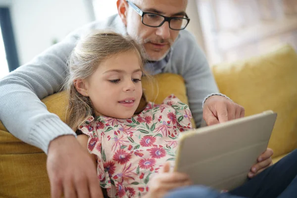 Ayah Dan Anak Terhubung Dengan Tablet Duduk Sofa — Stok Foto