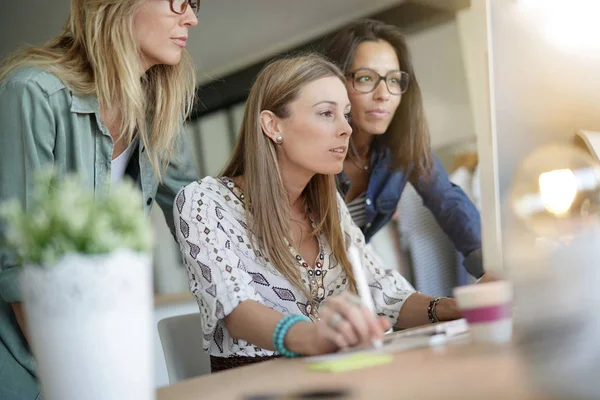 Start Young Women Office Working Area — Stock Photo, Image