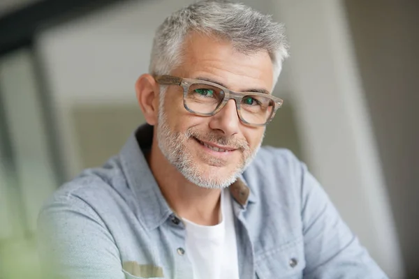 Mann Mittleren Alters Mit Trendiger Brille — Stockfoto