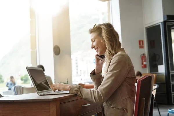 Femeie Afaceri Vorbind Telefon Fața Laptopului Stând Coffeeshop — Fotografie, imagine de stoc