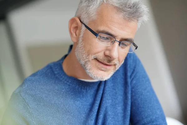 Hombre Mediana Edad Con Gafas Moda Leyendo Periódico —  Fotos de Stock