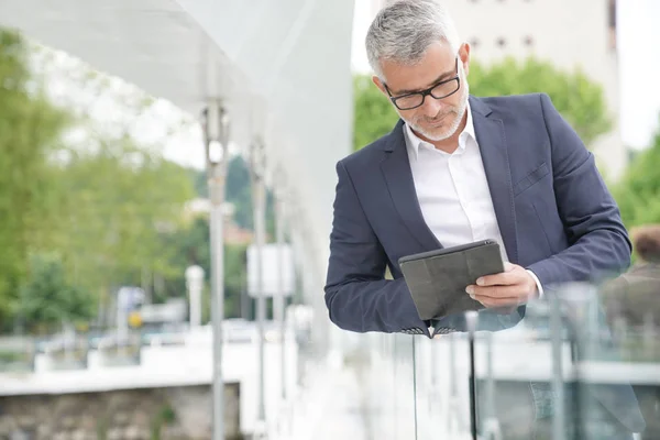 Zakenman Stad Straat Verbonden Met Digitale Tablet — Stockfoto