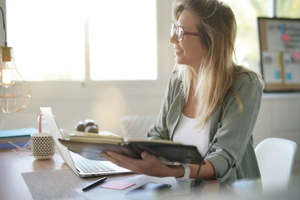 ラップトップ コンピューターをオフィスではたらいている女性 — ストック写真