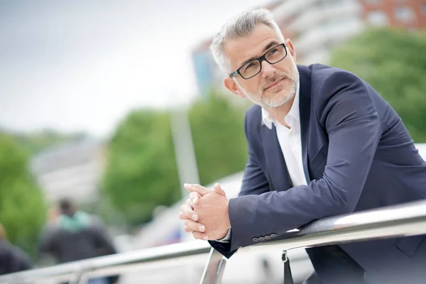 Geschäftsmann Stadtstraße Lehnt Brückengeländer — Stockfoto