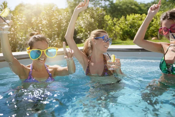 Chicas Amigas Piscina Despedida Soltero —  Fotos de Stock