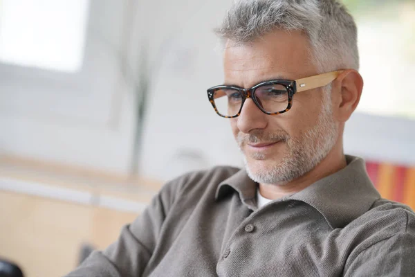 Sorridente Uomo Mezza Età Collegato Con Tablet — Foto Stock