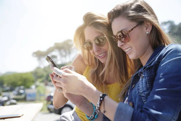 Trendiga Tjejer Tar Selfie Bilder Med Smartphone — Stockfoto