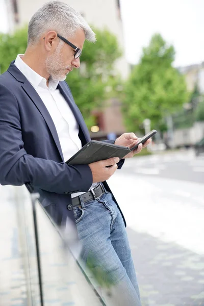 Empresario Esperando Calle Ciudad Leyendo Mensajes Texto — Foto de Stock