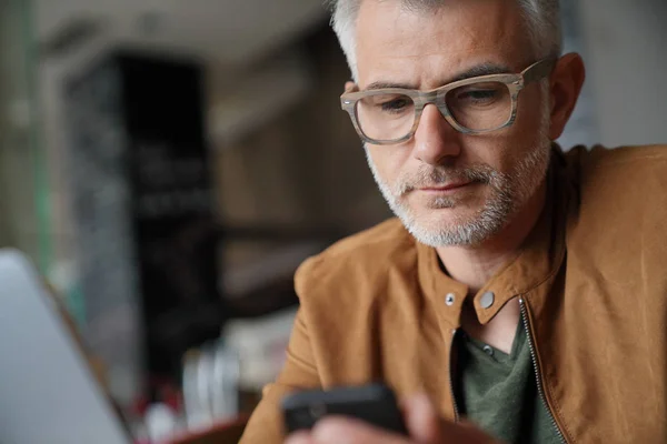 Μεσήλικας Άνδρας Στο Μοντέρνο Εστιατόριο Χρησιμοποιώντας Smartphone — Φωτογραφία Αρχείου