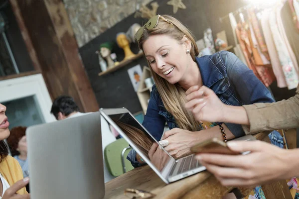 Amigos Conectados Internet Cafetería — Foto de Stock