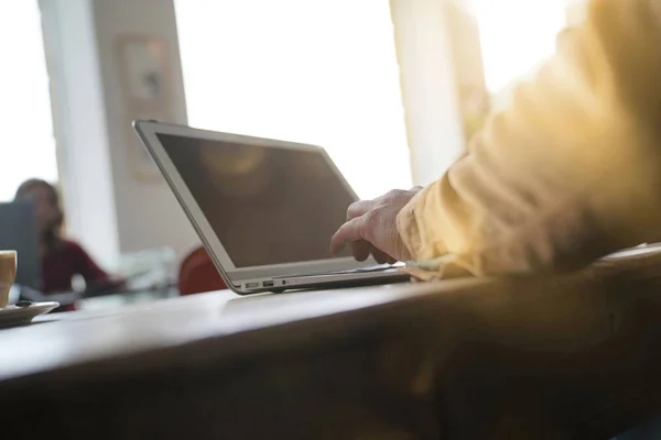 Nahaufnahme Eines Mannes Mit Funktionierendem Laptop — Stockfoto