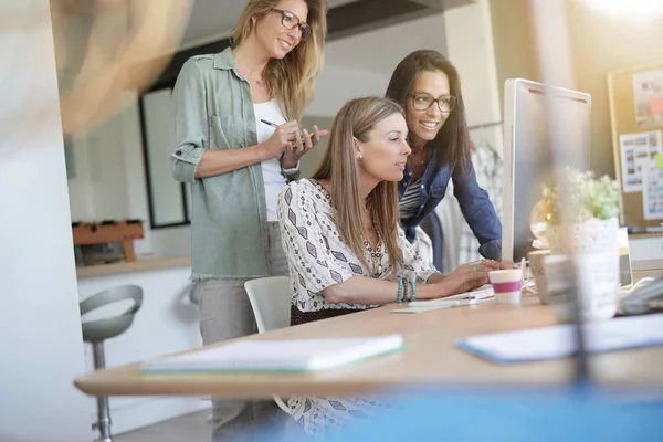 Start Young Women Office Working Area — Stock Photo, Image