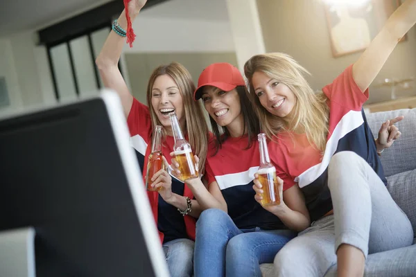 Grupo Amigos Divertindo Assistindo Jogo Futebol — Fotografia de Stock