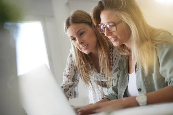 Kvinne Som Jobber Laptop Computer – stockfoto