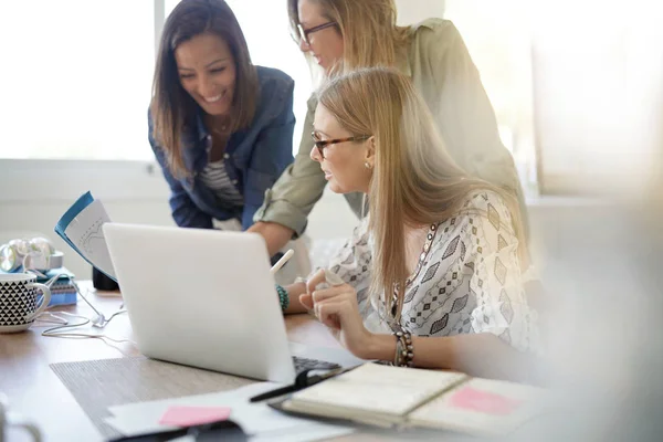 Oppstartsbedriftskvinnemøte Kontor Arbeid Med Bærbar Datamaskin – stockfoto